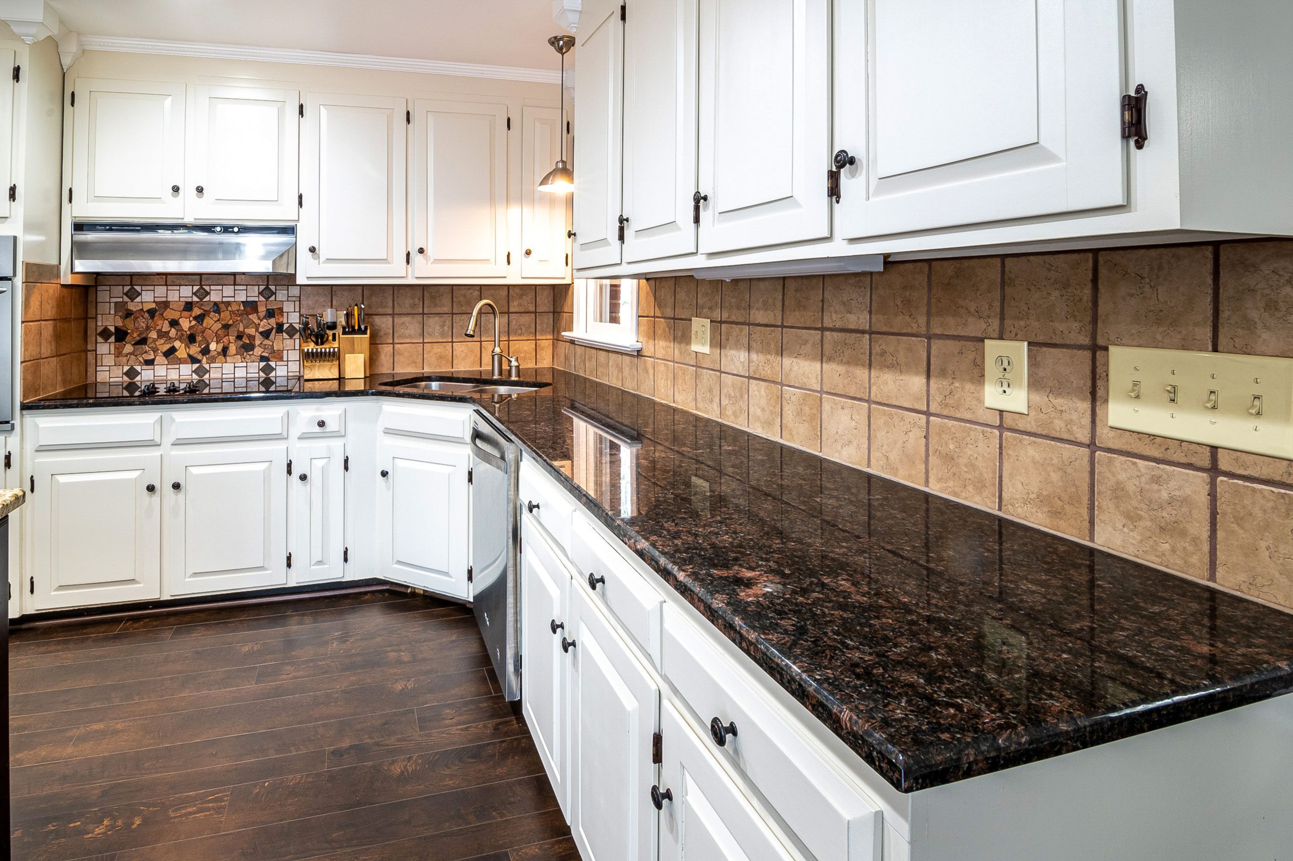 Granite & Quartz Countertops 16